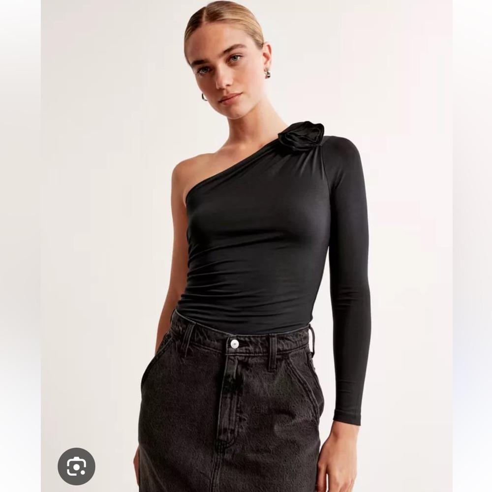 Abercrombie one shoulder rose top